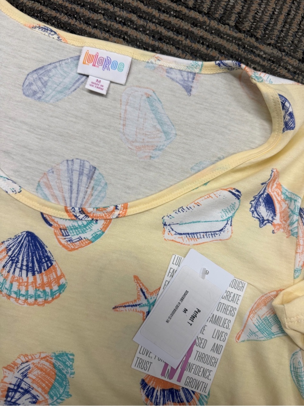 NWT LuLaRoe Perfect T Yellow Seashell Starfish Tee Sz M - Picture 2 of 4